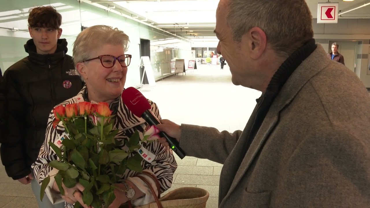 Kirchenfenster März 2024: Rosenverkauf zum Aktionstag für das Recht auf Nahrung.