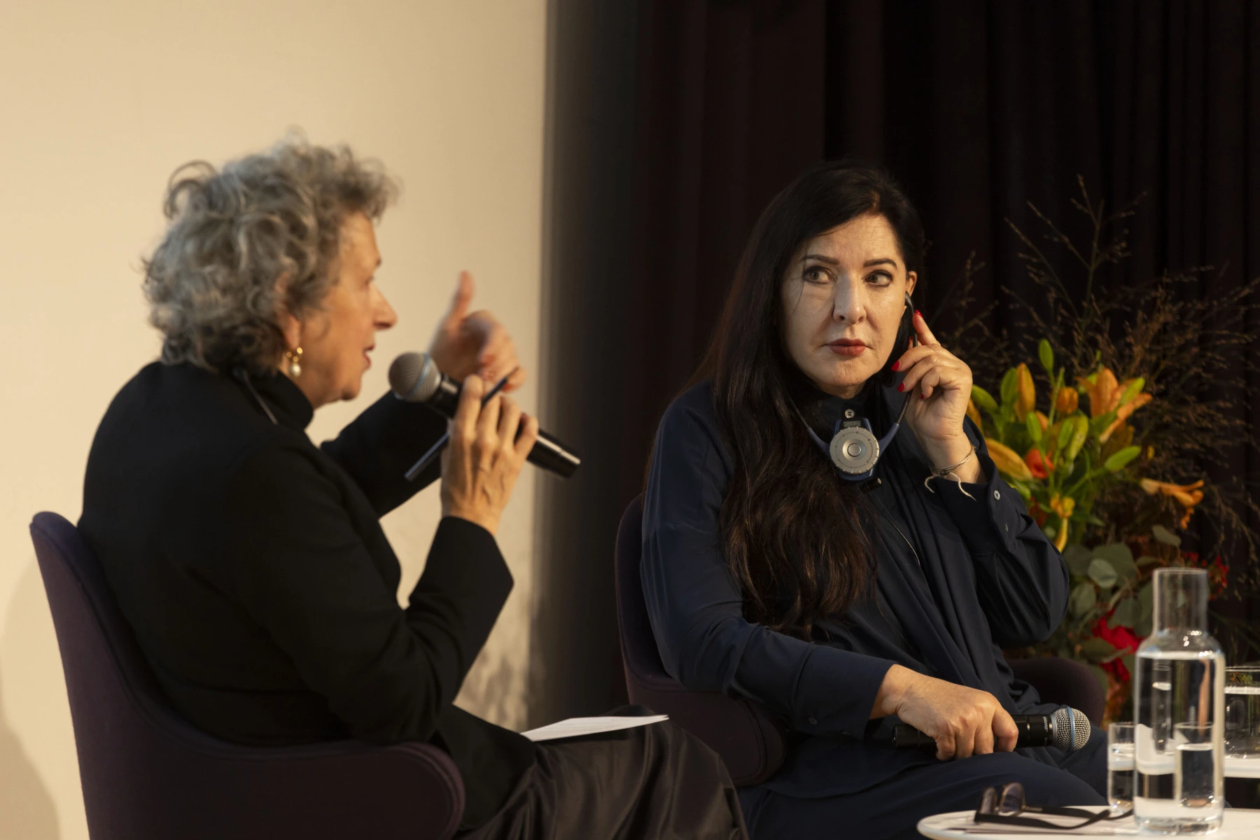 Paulus Akademie: Wie geht Frieden? Marina Abramović im Gespräch mit Psychoanalytikerin Jeannette Fischer