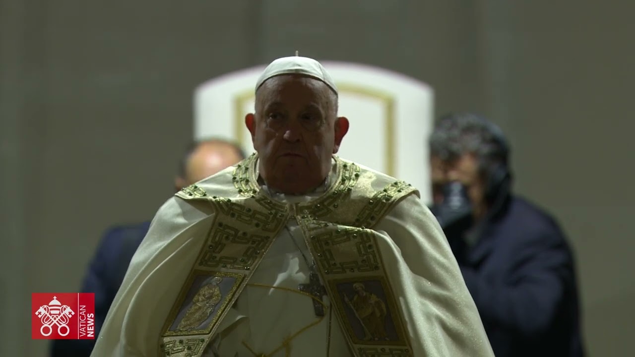 Papst passiert die Heilige Pforte