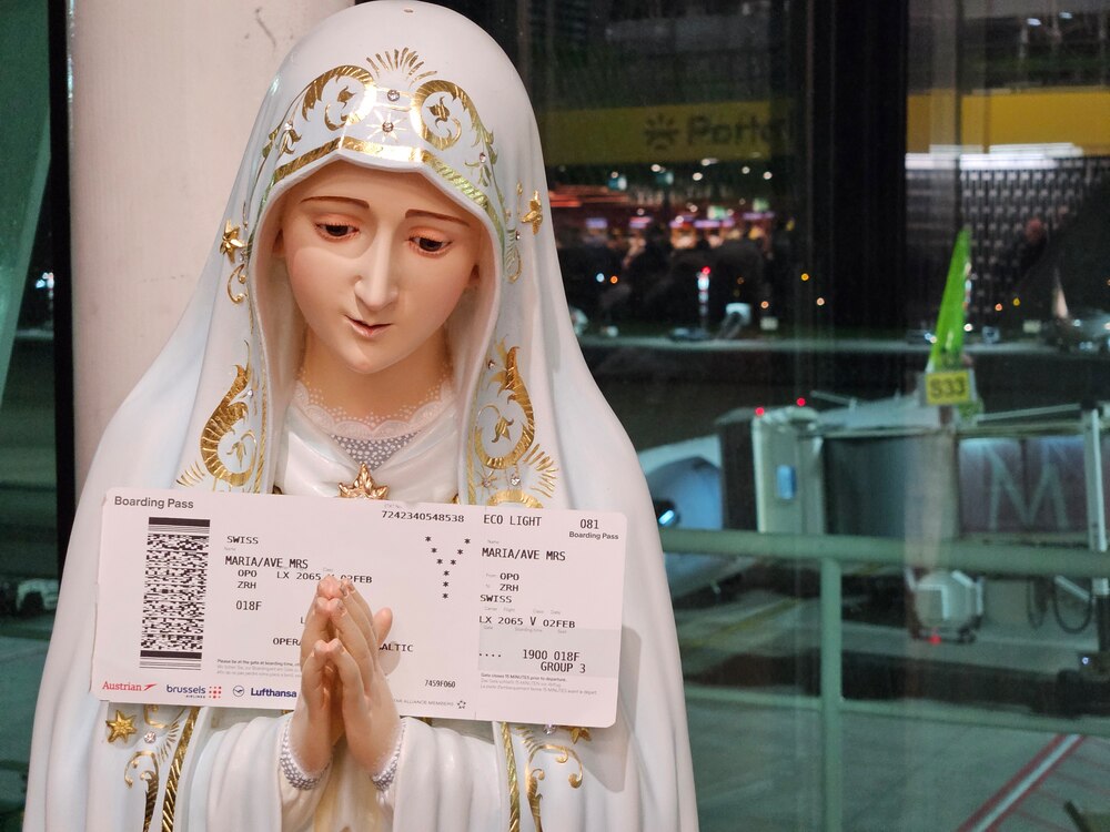 Marienstatue fliegt als Passagierin «Mrs. Ave Maria»