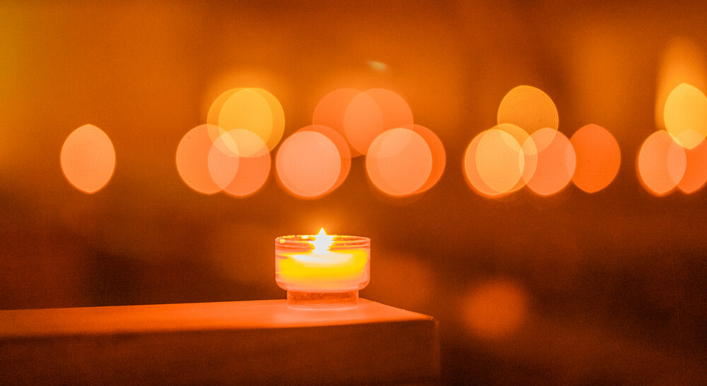 Adventsfenster und offene Weihnachts-Kirche