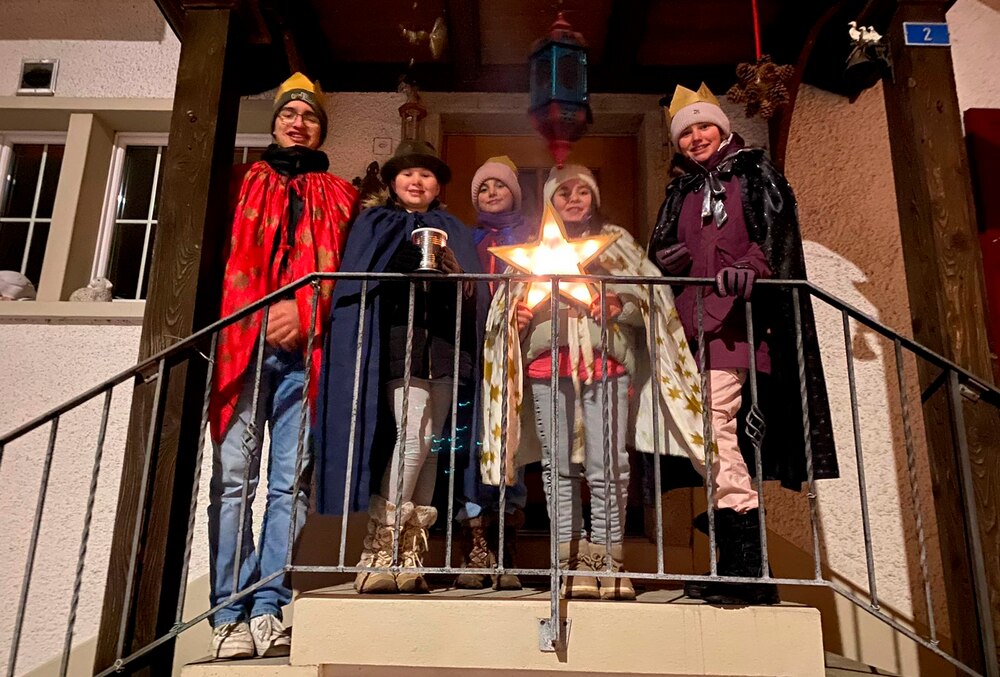 Sternsinger ziehen in
Mägenwil von Tür zu Tür