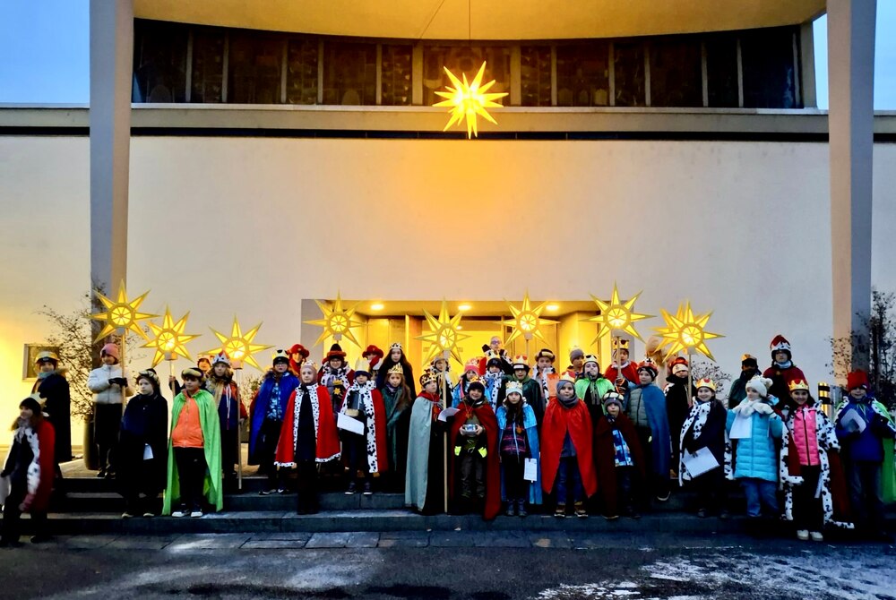 Das isch dr Stern vo
Betlehem, mached Eu uf und folged em……