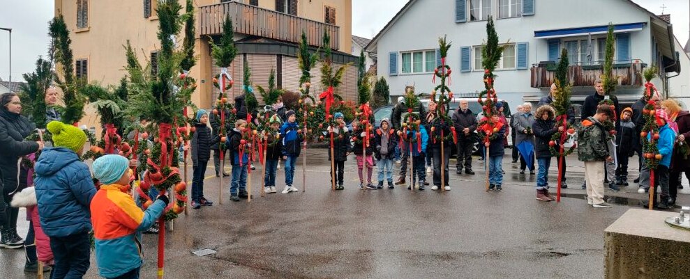 Hand in Hand für Palmsonntag