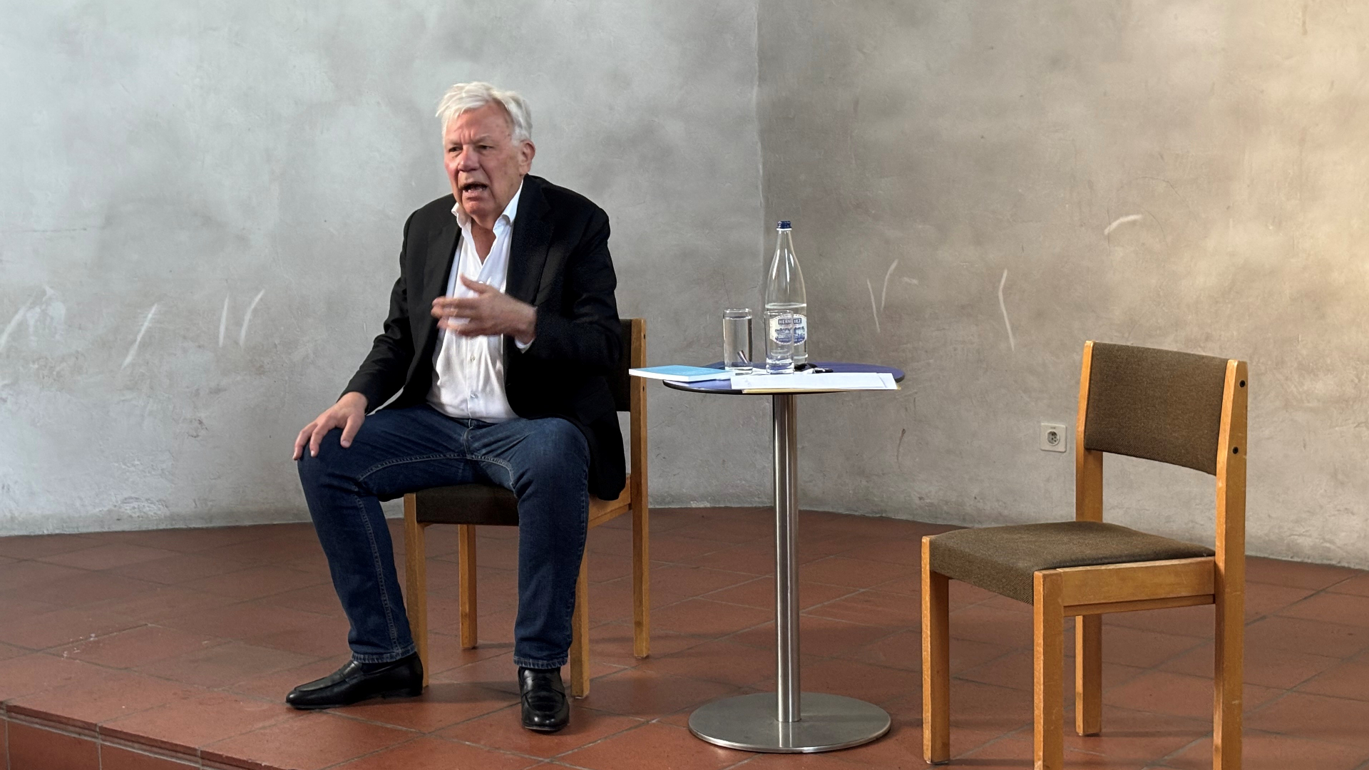 Erfahrung statt Algorithmus: Heiner Hug steht für echten Journalismus im KI-Zeitalter