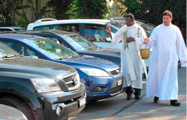 Autosegnung mit den italienischen Mitchristen