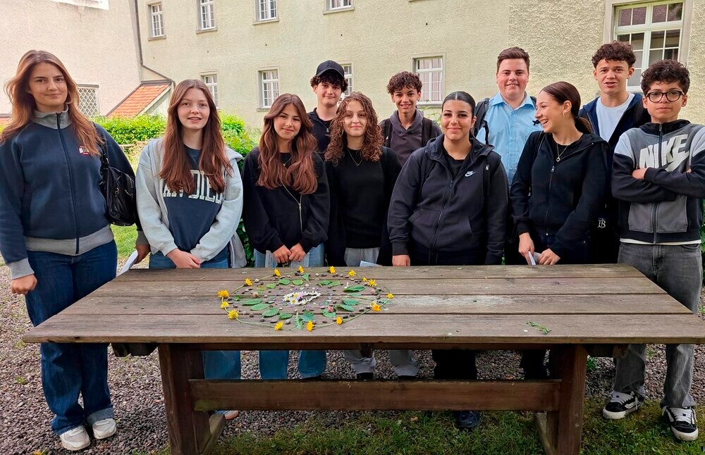 Jugendliche blicken hinter historische Mauern