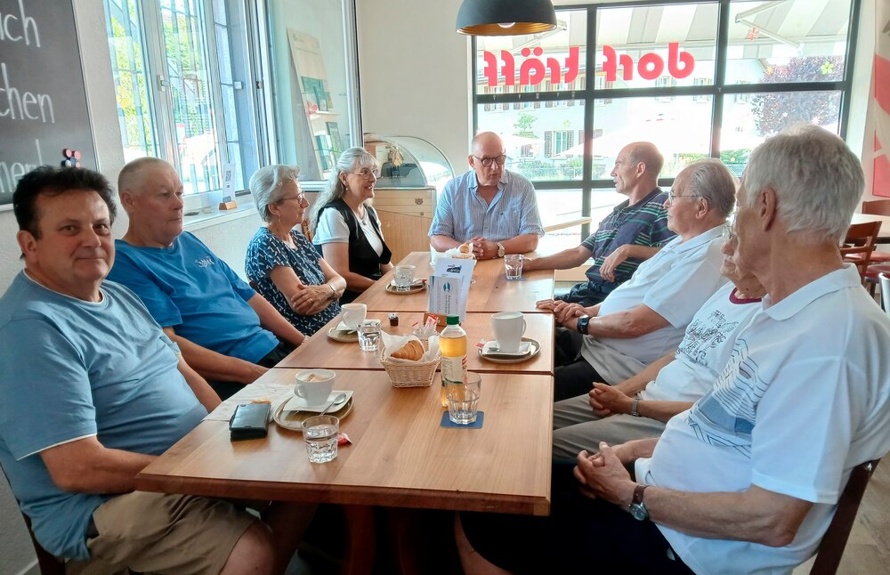 Gemütliches Beisammensein nach dem Gottesdienst in der Verenakapelle