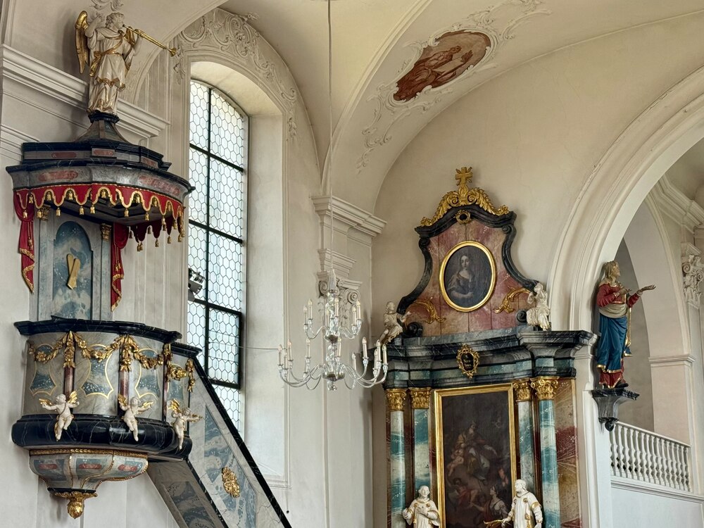 Die Kanzel — erhöht,
damit alle hören