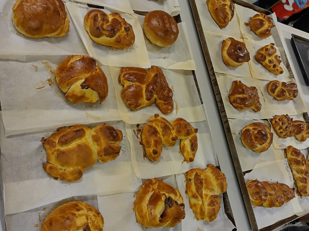 Kinder backen Brot